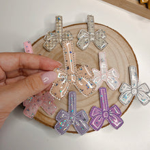 Carica l'immagine nel visualizzatore di Gallery, MAGNETIC BOOKMARK - bow

