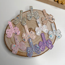 Carica l'immagine nel visualizzatore di Gallery, MAGNETIC BOOKMARK - bow

